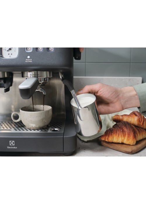 Рожкова кавоварка еспресо Electrolux E8EC1-8BP